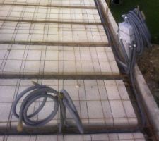 Treillis soud&eacute;s liaisonn&eacute;s aux armatures de poutrelles, cha&icirc;nage horizontal et passage des gaines &eacute;lectriques entre les ourdies et les planelles, boite de d&eacute;rivation &eacute;lectriques en attente