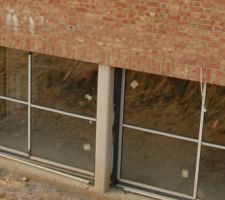 Les câbles dépassent entre le poteaux béton et la baie vitrée = donc l'air aussi