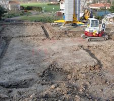 Pose des ferrailles dans les semelles après terrassement