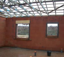 Les appuis des fen&ecirc;tres d'une chambre enfant et de la SDB sont pos&eacute;s