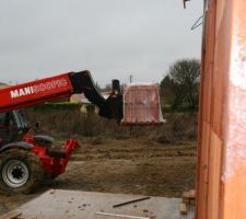 Les tuiles montent sur la charpente