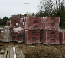 Le stock de tuiles et le conduit cheminée