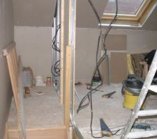 Pose d'un escalier acces 3e etage et r&eacute;alisation d'un cloison pour chambre