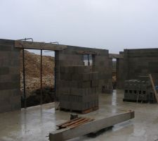 Baie vitr&eacute;e du salon, fen&ecirc;tre de la cuisine, porte du cellier