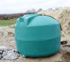 Arrivée de la cuve de récupération des eaux pluviales