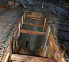 Début du coffrage de l'escalier menant à la cave