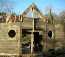 Porte d'entr&eacute;e et le triangle