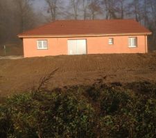 Vue de face, remise en place des terres, sans la cheminée, oups !!!! mais ça devrait arriver, j'espère..