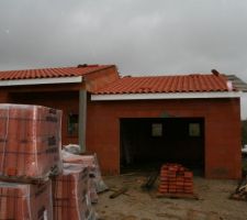 Hum, il reste quelques palettes de tuiles... encore du taf pour nos charpentiers!