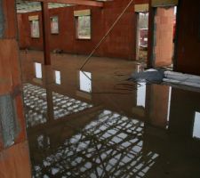 Oh, la belle piscine intérieure! Enfin, celle-ci n'apparaît pas sur nos plans... bizarre!