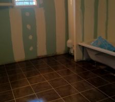 Vue du carrelage pos&eacute; dans la SDB