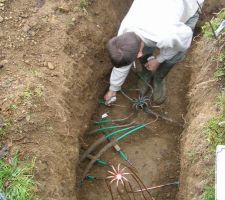 Les pieuvres qui remplacent les anciens collecteurs sont en cours de montage. L'ancien boîtier a été cassé et l'ancien collecteur va être découpé puisque les soudures sont poreuses.