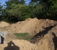 Les tas de terre du vide sanitaire
heureusement que le voisin est cool car une bonne partie de la terre est tombée chez lui
