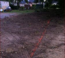 La viabilisation du terrain se termine et le constructeur a tracé la maison au sol pour que nous puissions nous rendre compte