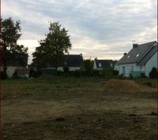Viabilisation terminée et terrain nettoyé, et surtout débarrassé de 4 chênes très très encombrants et en limite de propriété.
