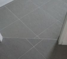 Jonction carreaux 60x60 gris et sol salle de bain 45x45 taupe