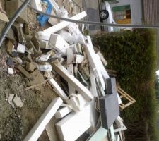 Pas jolie du tout!!!!
déchets devant la maison