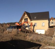 Deuxième phase de terrassement. J'ai bien sûr fait appel à un professionnel. M. Eric Bonnet de St Babel (63). Je le recommande.
Il s'agissait de finir les remblais, de ménager une terrasse parking devant la maison, d'aménager 2 chemins; l'un pour accès au garage, l'autre pour accès au RDC et d'évacuer les terres excédentaires.
Le chemin du garage très encaissé, a été enroché sur 7 m de long et 3 m de haut au départ.
J'ai profité de cette occasion pour récupérer toutes les pierres basaltiques que j'ai trouvées.