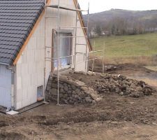 En attendant le façadier (pour le crépis), je réalise une rampe d'accès aux combles, comme pour les burons de pente dans le Parc des Volcans. pour celà, je récupère les pierres déterrées par le terrassier et je monte des murets en pierres sêches.