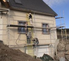 Première couche et marouflage du grillage plastique armé de fibres de verre.