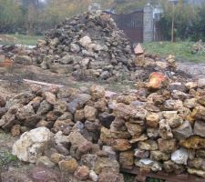 Au premier plan, les pierres nettoyées, au fond le tas de cailloux récupérés avant nettoyage