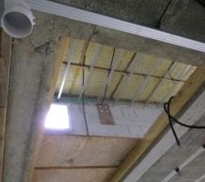 A l étage pose d une plaque de renfort en bois pour pose de l antenne sur béton cellulaire