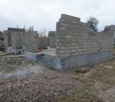 à gauche facade est, à droite garage au nord