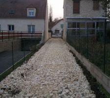 Chemin d'accès empierré