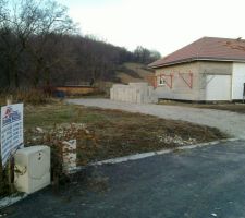 Vues des lots voisins (lot n°6, on voit une pose d'ITE en cours). On voit également la servitude de passage (chemin de graviers) qui borde le nord-est de la parcelle.