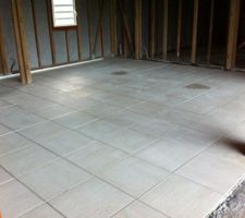 LE CARRELAGE FRAICHEMENT POSE DANS LE SALON