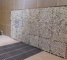 LE FOND DE DOUCHE EN GALETS DANS NOTRE SALLE DE BAINS