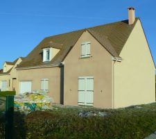 Depuis près d'1 mois la maison est terminée. Le terrassier qui devait faire faire les raccordements début décembre est injoignable au téléphone. Le constructeur, est surbooké et nous annonce une remise des clés en janvier 2012...