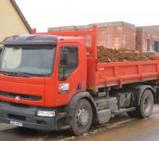 Vol de la terre arable avant d'étaler le remblais sur le terrain par la société GROSNE ENTREPRISE de SENNECEY le grand (71)... Méfait confirmé par le voisinage. Sur le differentes  photos, ont peut voir la pelleteuse charger les camions avec la terre arable, on distingue clairement le remblais (nombreux cailloux) de la terre arable...