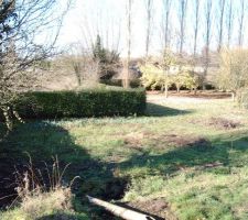 Voila ou sera implant&eacute; notre maison, dans ce petit carr&eacute;!&agrave; l arri&egrave;re on aper&ccedil;oit le reste du terrain sur lequel on trouve des peupliers, pruniers, un saule pleureur et un cerisier