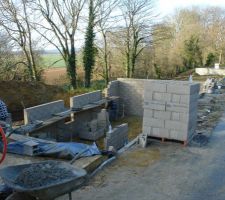 Les maçons en pleine action, le sous sol est bientot terminé.