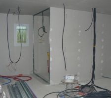 Coin télé/chambre d'ami et wc à gauche