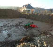 Voici les gaines et le tuyau au milieu du terrassement