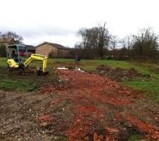 Chemin am&eacute;nag&eacute;, il en manque encore un morceau mais plus de gravats en stock pour le moment.