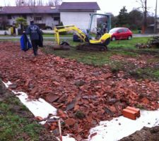 Chemin am&eacute;nag&eacute;, il en manque encore un morceau mais plus de gravats en stock pour le moment.