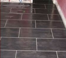 Carrelage pos&eacute; ! (mod&egrave;le Trend de Lapeyre) : il reste &agrave; le nettoyer ;-)