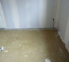 On voit bien l'humidité de la dalle
