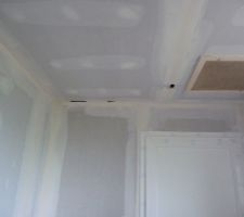 Trou dans placo pour les gaines du tableau