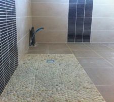 Notre salle de bains termin&eacute;e avec les joints de la douche