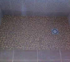 La douche de la petite salle de bain avec ses joints