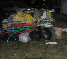 Pendant ce temps là, d'autres chantiers de construction ont trouvé pratique d'ajouter leurs déchets à ceux de notre maison. Merci les voisins !!!