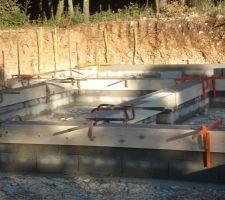 Arase béton pour "ceinturer" le vide sanitaire, 
du beau boulot, ce me semble...