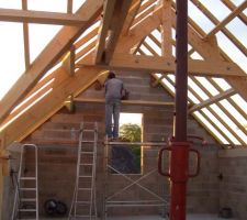 Rebouchage au ciment des p&eacute;n&eacute;trations de madriers en pignons