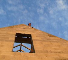 Rebouchage des pénétrations de madriers en maçonnerie et decoffrage des arases de pignons