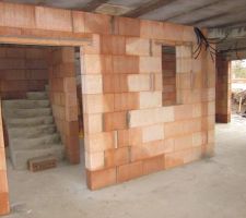 Vu depuis le salon avec petite ouverture de décoration dans le mur ...