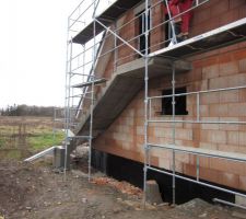 Escalier de montée dans la future salle de chant ...